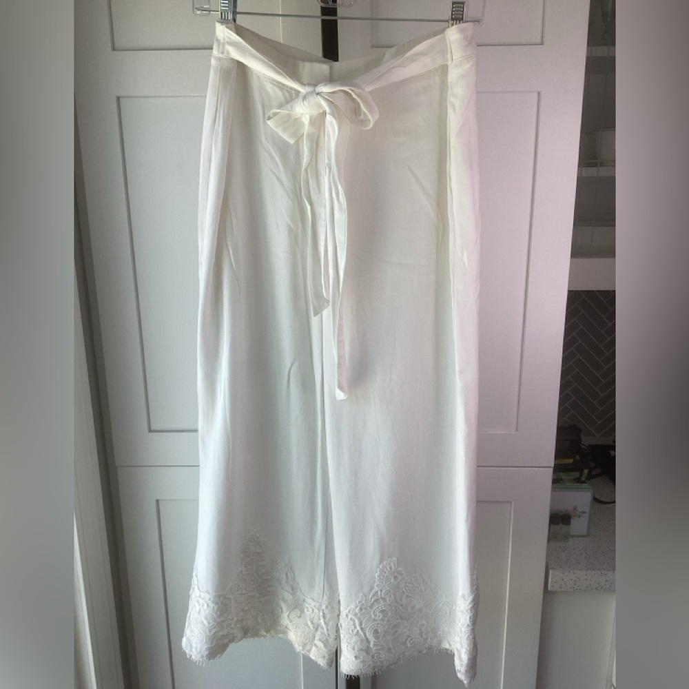 Karl Lagerfeld White Lace Trip Cropped Pants, size 6